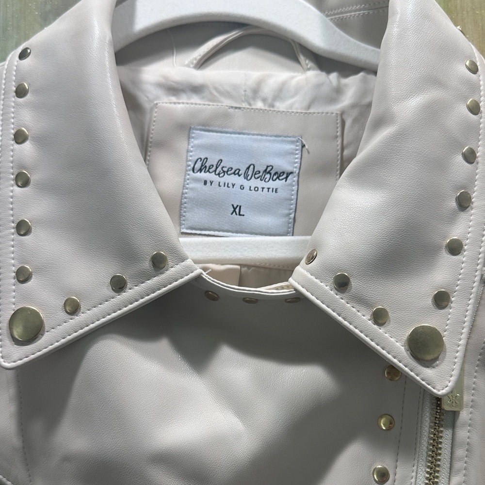 Chic Cream Leather Jacket with Studded Details - Picture 3 of 6
